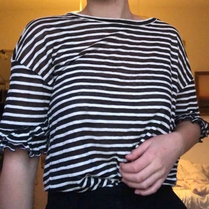 Randig topp - Säljer denna randiga toppen med gulliga ärmar. Inprincip aldrig använd. Tyget är lite transparent, men absolut inte genomskinligt. Super fin, skriv till mig för mer bilder.