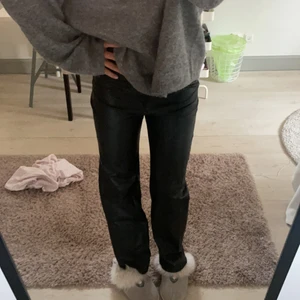 Skinbyxor  - Säljer ett bar assnygga skinnbyxor ifrån HM! 💘💘 Säljer då de är lite korta på mig som är 175! Innerbenslängd: 75 cm