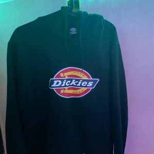 Dickies hoodie svart - En splitterny oanvänd dickieshoodie. Basic svart. Passar både tjejer och killar, så unisex. Fler bilder kan skickas om de önskas! Nypris 749 och mitt pris är 650. Priset går att disskuteras! Frakt tillkommer ⚡️🚚💚
