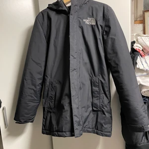 The north face jacka  - Strl M, lite längre modell i fint skick. 