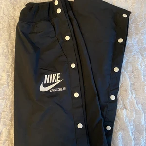 Nike Archive Snap Pants XS - Nike Archive Snap Pants i xs. Använda fåtal gånger, i jättefint skick 🖤