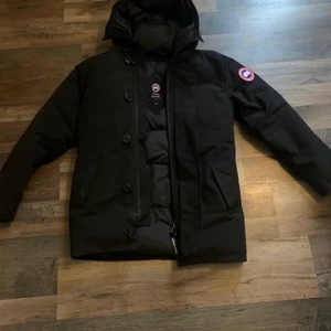 Canada goose jacka  - Jag  köpte jackan ca ett år sen men jag har knappt använt den, skick 9/10! Pris kan sänkas 