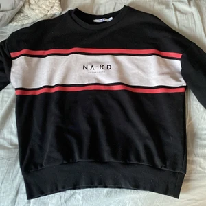 NA-KD tröja strl L - Lite mindre i storleken så passar bra för M. Endast använd ett fåtal gånger och är i bra skick!