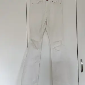 Vita jeans med hål, storlek S