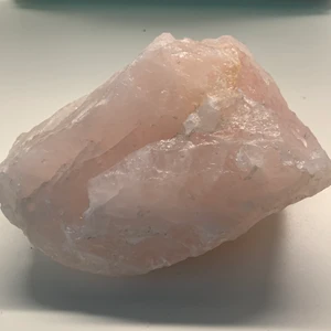 Rosenkvarts 890g - Säljer denna stora råa rosenkvarts på hela 890g! Om ni är intresserade så skriv gärna ❤️☺️