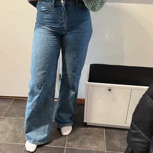 Zara jeans blå - Snygga och sköna blåa jeans från zara! Raka/utsvängda. I gott skick. 