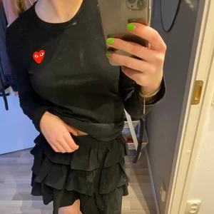 Cdg tröja - En cdg tröja svart. Långärmad tröja från cdg i storlek s. Nypris 1000 Säljer för 100 plus frakt❤️