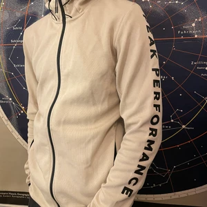 Peak performance fleece  - Använd några gånger, i nyskick. Storlek S i ljus beige färg. Funkar som fleece eller hoodie. Meetup Stockholm annars frakt. Pris kan diskuteras vid smidig affär!
