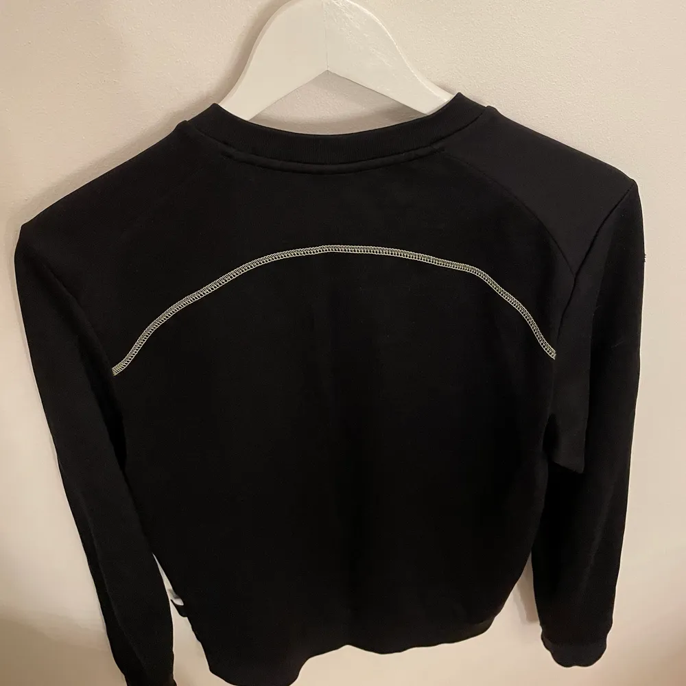 En sweatshirt från Hugo Boss                                                Cond:8/10 har ett litet märke på ryggen men det syns bara om man kollar nära                                                      Storlek: S                                                                               Nypris: ca 1300kr ( Finns ej i butik längre)                             QR Scan finns på utsidan av tröjan . Tröjor & Koftor.