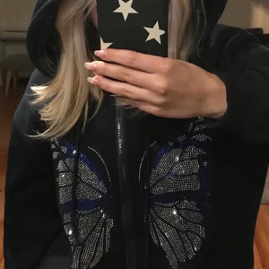 Hoodie - Skitsnygg hoodie med en fjäril på framsidan! Jag säljer den mörkblåa och det är min egna bild på andra sliden. Använd endast en gång (det är spegeln som är smutsig, inte tröjan)😁💗 (första bild från ericajonson på plick) (säljer direkt för 200kr)