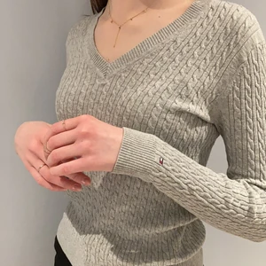 Tommy hilfiger ribbstickad tröja. - Ljusgrå ribbstickad tröja för dam. Bra skick och knappt använd. Hyfsat ny och inga tecken på användning. 💕