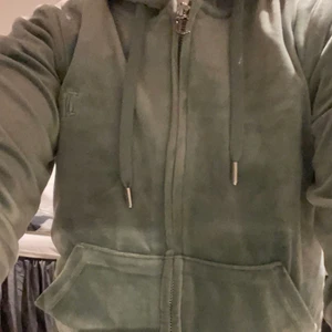 Juicy couture hoodien S - Hej, jag är lite osäker om jag vill sälja min juicy couture hoodie för den passar inte mig och använder den inte. Den är använd en ända gång. Sitter jätte bra på passat även för dem som har XS! Som sagt är osäker men vill se vad man kan ge för den!💕