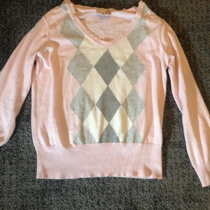 Argyle tröja - Suupperrr fin argyle tröja som jag köpt på plick men som tyvärr inte passade mig :( Bra skick och använd 1 gång :) Frakt tillkommer på 72 kr <3 Dm:a vid intresse!