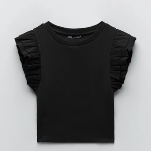 Volangtröja - Säljer denna liknande zara-toppeb som aldrig är använd🥰 vet faktiskt inte vart den är ifrån - HÖGSTA BUD: 99