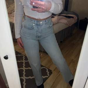 ”Baggy” jeans från Gina, sitter väldigt snyggt på och sköna! Har använt typ 4 gånger så dem är nästintill nya!( Nypris 599kr)💙 Storlek 36