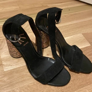 K.Cobler finskor - Klackskor från K.Cobler med guldklack i utmärkt skick. Har använts en gång.