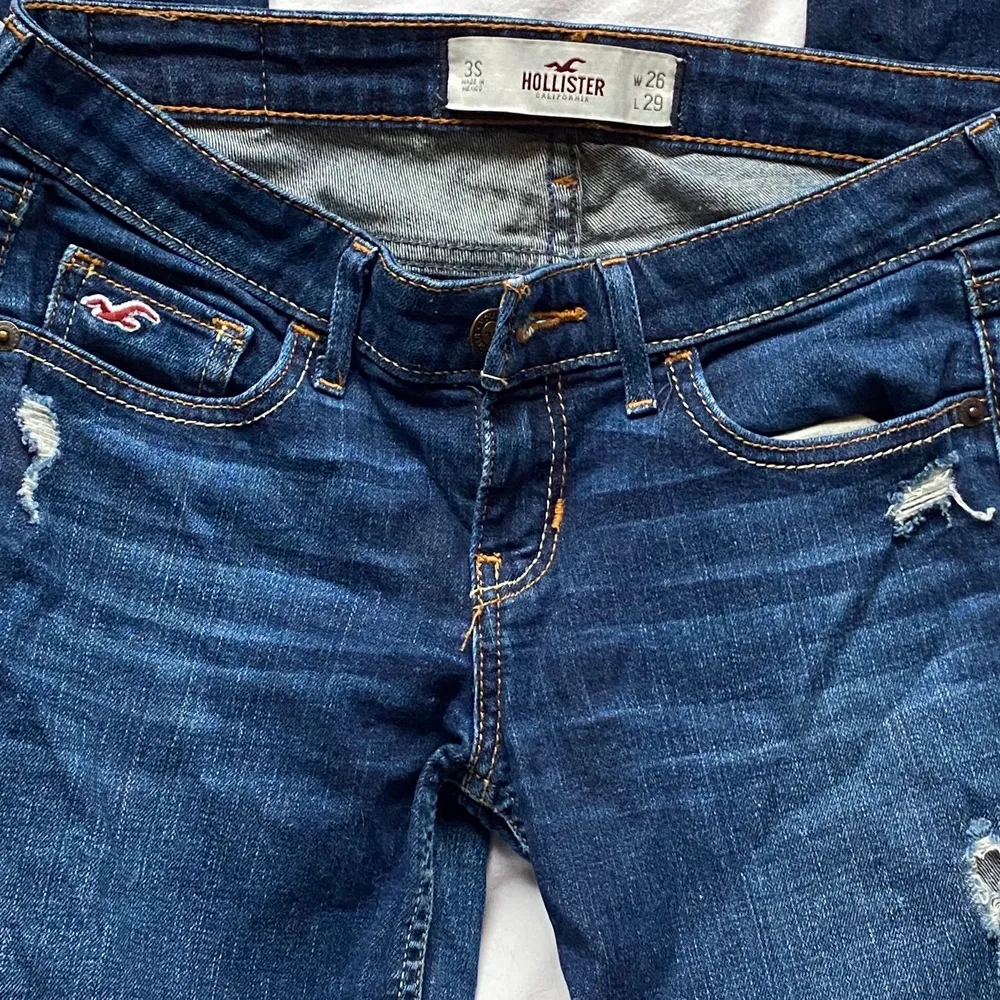 lågmidjade jeans från hollister i fint skick. Kommer tyvärr inte till användning längre eftersom de är för små för mig. 🥲 Skriv privar för fler bilder/mått. Köparen står för frakt. ❤️. Jeans & Byxor.