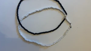 Svart & vitt handmade halsband 🖤🤍 - Jättefina handmade svart och vitt halsband🖤🤍 . 100kr för båda, 60kr separat. Finns även att få i andra färger 🥰 kolla även in hannashoops.com för mer produkter storlekar osv