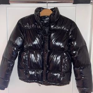 Dunjacka NAKD - En glansig dunjacka i kort modell från NAKD. 