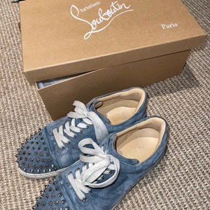Christian Louboutin skor - Det är tyvärr dags för mig att sälja mina Christian Louboutin skor. Köpta för ca ett år sedan och endast använda ca 10 gånger då de är en aning för små. Köpt på deras hemsida för ca 8000kr. Storlek 39, true to size. Kvitto, kartong, extra skosnören, extra nitar och dust-bag medförs. Dessa skor går inte att få tag på längre. Alla nitar sitter kvar. Mocha. Möts upp på Karlaplan eller Östermalmstorg. Annars frakt. Skulle säga att färgen är gråblå