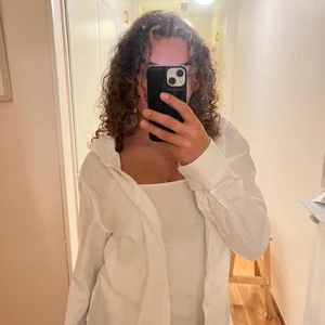 Oversized skjorta  - ✨Vit skjorta Oversized ✨ passar alla strl mellan xs-m knappt använd
