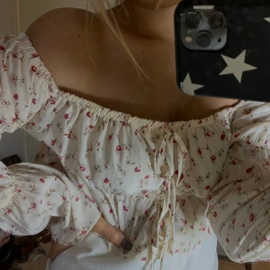 Somrig topp - Somrig off shoulder topp med blommor topp. Från Shein bra skick