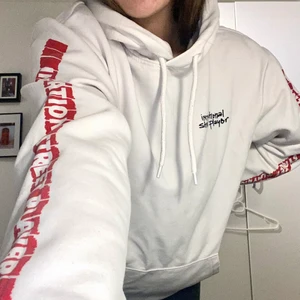 Vit hoddie med tryck bak - Vit Oversized hoddie med litet tryck fram och större bak. Samt rött tryck på ärmarna där det står ”international street player”. Super cool och jätte bekväm och mysig 🥰 är i jätte bra skick och trycket har inte alls gått bort 💕