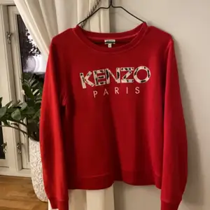 Röd kenzo sweatshirt, inga difekter. Storlek M men skulle säga att mer är som en S. 