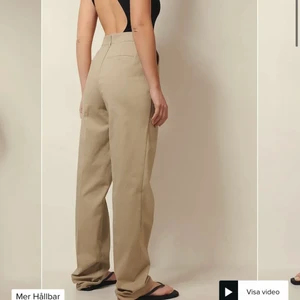 Kostymbyxor - Säljer dessa jättefina byxor ifrån Josefin HJ’s kollektion med NAKD! Lite tyngre och jättebra kvalitet! Passar perfekt till oss långa😮‍💨 endast använda 1-2 gånger och helt slutsålda! (Passar även 38)
