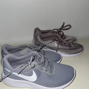Nike tanjun skor. Köpta för längesen men har aldrig används. Storlek: Gråa 37.5 och ”rosa” 38.  