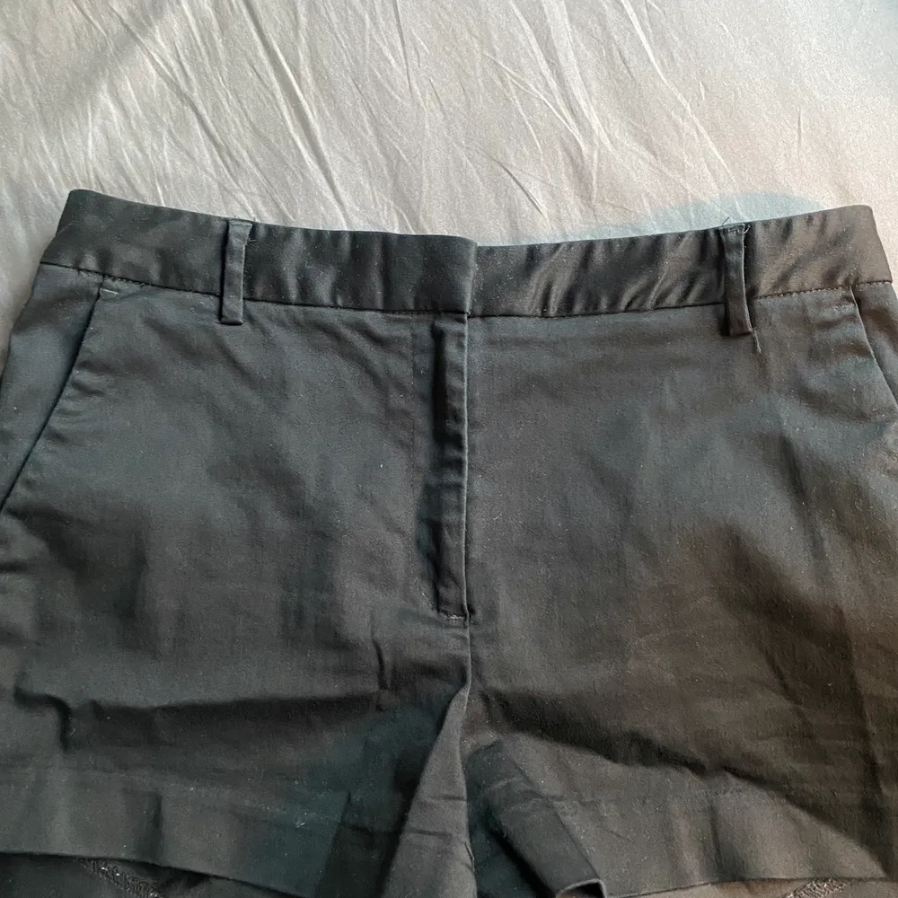Svarta chinos shorts från H&M i str40🖤 frakt tillkommer . Shorts.