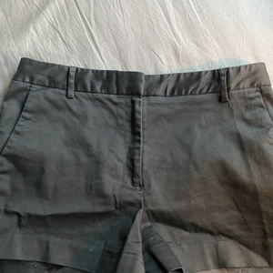 Svarta chinos  - Svarta chinos shorts från H&M i str40🖤 frakt tillkommer 