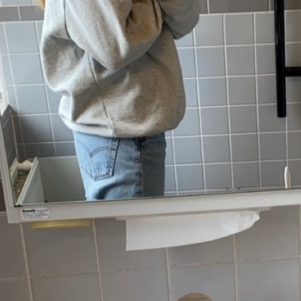 Säljer dessa så najs Levis 501 i en sån fin blå färg! Säljer för jag har så många liknande blå jeans, inga slitage elelr något alls💘💘💘 hör av er om ni har frågor!. Jeans & Byxor.