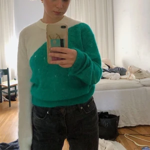 &other stories stickad tröja  - Stickad tröja från &other stories i en jättecool design strl Xs men skulle säga att den är lite stor i storleken då jag normalt sätt är En S!