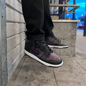 Nike Dunk High x Fragment design Beijing - Nike Dunk High x Fragment design Beijing 😈  Storlek: -44,5 Skick: 9/10 Pris:1799kr