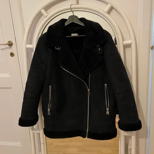 Svart Jacka Urban Outfitters  - Jättefin och varm jacka, tyvärr inte min ”stil” längre så den har inte kommit till användning, från märket Light before dark köpt från Urban Outfitters för några år sedan för ca 1999kr, slutsåld på butik. Använd max 5-8 gånger, så den är i extrem god skick🥰