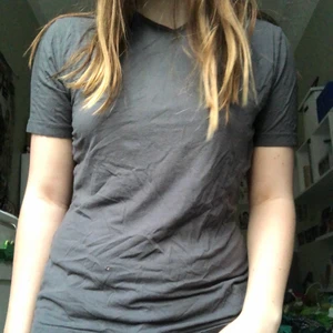 Grå tröja - Söt vringad grå tröja från addera. Har ett litet hål på framsidan av tröjan men syns knappt. Är i storlek L men passar bra på mig som har M. Köparen står för frakten men möter annars upp på söder eller tc :) 🌟