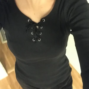 Tröja med detalj  - Tröja med snörning fram. Storlek S men passar nog även XS och M. Från new yorker. 