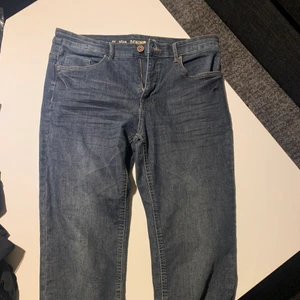 Jeans  - Jättefina raka jeans i fin mörkblå färg! Säljes eftersom de tyvärr inte kommit till användning. Som sagt en rak, lösare passform😊 Pris 120 kr plus 45 kr frakt💘