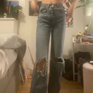 Vida jeans med slitningar  - Vida jeans från Pull&Bear med hål på knäna och andra slitningar. (Det ska vara så att man ser knapparna, dom är inte trasiga). Väldigt långa, går ner till marken på mig som är närmare 18`0cm lång. 