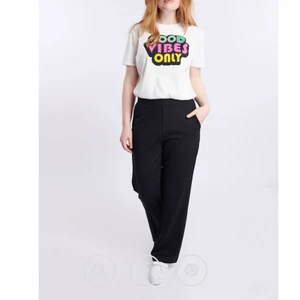 Kostymbyxor - Säljer dessa kostymbyxor/mjukisbyxor för att dom var för stora på mig. Köpt för 599kr från Me&I, enbart testade!! Lite stora i storleken.                                                 ✨Om flera är intresserade blir de budgivning✨