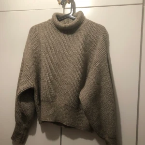 Skön polo tröja - Hej! Säljer min fina sköna polo tröja eftersom färgen inte riktigt passar mig. Den är inte stickig på utan är väldigt varm och skön i fint skick då den enbart är testad. Inköpt för 399kr