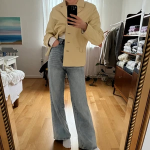 Vida jeans!! - Gör härliga jeans från HM!!! I en ljusblå färg 💛 Storlk 36, jag är 1,70 lång (innebenslängd ca 80cm)