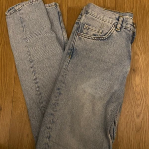 Jeans bikbok - Blå jeans från bikbok i rak / mom modell, storlek xs bra skick