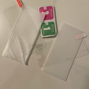 IPhone 5/5S/SE skärmskydd  - Två stycken skärmskydd i glas till IPhone 5/5S/SE, såklart oanvända. Använder inte den telefonen mer:/