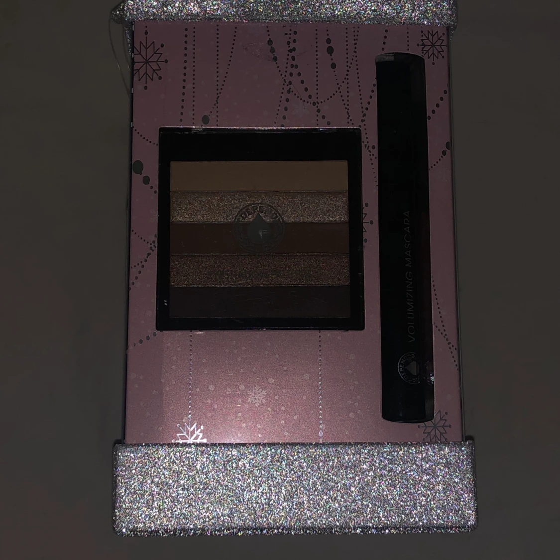 En box med smink  - 90