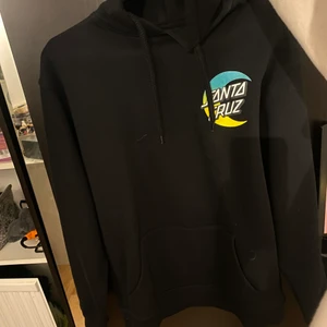 Santa cruz hoodie - Helt ny Hoodie från santa Cruz i storlek s, jättesnygg å bra kvalite, nypris 800 mitt pris 300kr? Eller kom med ett annat pris💗