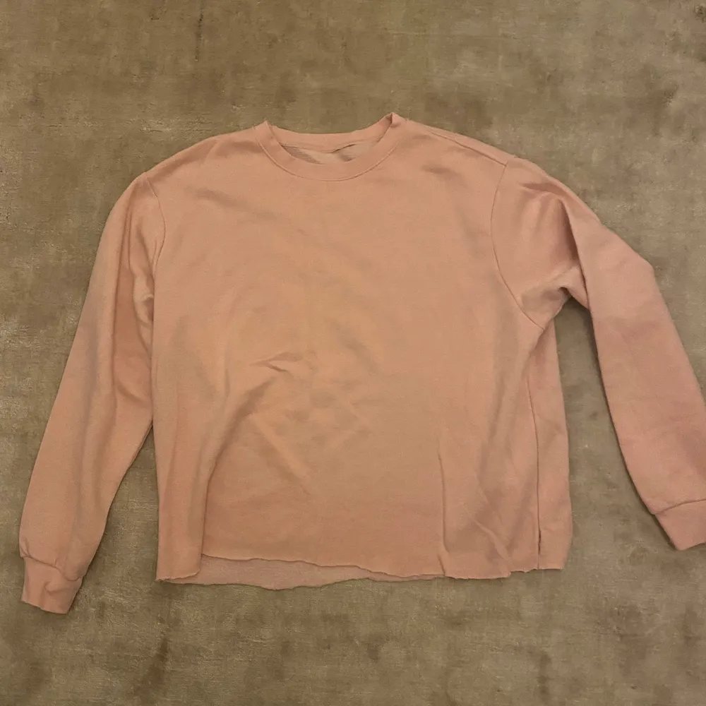 En mycket fin vintage tröja i rosa/aprikos färg Den sitter boxy passar M L kanke XL beror på hur man vill att den ska sitta . Hoodies.