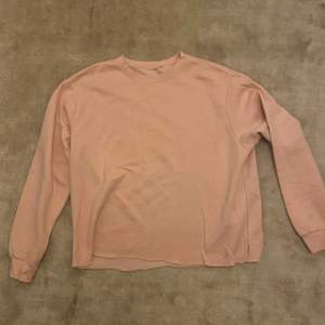 En mycket fin vintage tröja i rosa/aprikos färg Den sitter boxy passar M L kanke XL beror på hur man vill att den ska sitta 