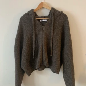 Snygg Kofta från Zara, M-L - Snygg, brun kofta från Zara i storlek M-L. Har storlek S i vanliga fall och den sitter fint och lite over-sized på mig. Använt men fint skick! 